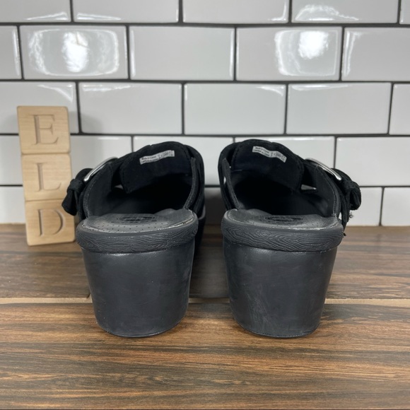 CROCS Cobbler Buckle Black Leather Cushioned Clogs - Picture 4 of 13